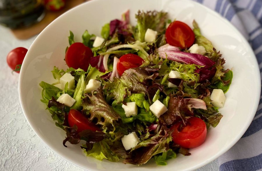 Akdeniz Salatası
